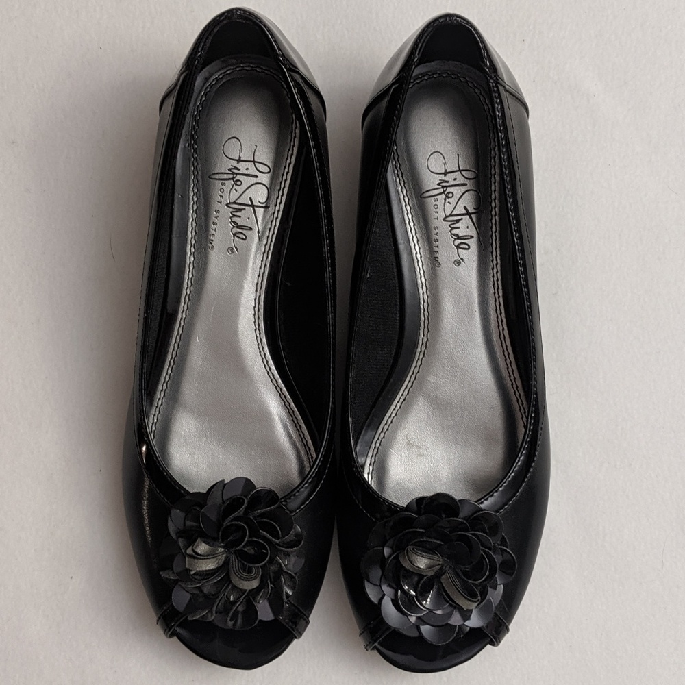 Life Stride Open-Toe Flats w/Floral Accent EUC - Picture 2 of 7